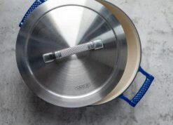 Saveur Selects Braadpan Voyage - Classic Blue - ø 25 Cm / 4.7 Liter - Geëmailleerde Anti-aanbaklaag 5 Saveur Selects Braadpan Voyage - Classic Blue - ø 25 Cm / 4.7 Liter - Geëmailleerde Anti-aanbaklaag -Goedkope Keuken Benodigdheden 1 3 7 scaled 1