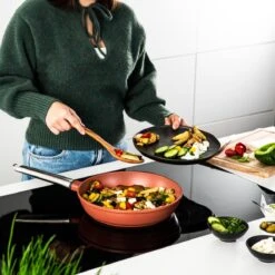 Westinghouse Pannenset Performance (Koekenpan ø 24 En 28 Cm + Steelpan ø 18 Cm) - Rood - Inductie En Alle Andere Warmtebronnen 5 Westinghouse Pannenset Performance (Koekenpan ø 24 En 28 Cm + Steelpan ø 18 Cm) - Rood - Inductie En Alle Andere Warmtebronnen -Goedkope Keuken Benodigdheden 1200x1200 59