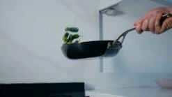 Saveur Selects Pannenset - Carbon Steel (Wokpan ø 35 Cm + Koekenpan ø 30 Cm) - Inductie En Alle Andere Warmtebronnen 6 Saveur Selects Pannenset - Carbon Steel (Wokpan ø 35 Cm + Koekenpan ø 30 Cm) - Inductie En Alle Andere Warmtebronnen -Goedkope Keuken Benodigdheden 1200x675 4