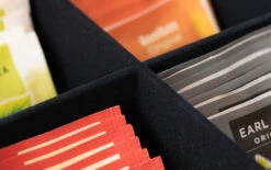 Sakura Tea Theedoos - Zwart - 6-vaks - Met Fluweel - 43 X 9 Cm 5 Sakura Tea Theedoos - Zwart - 6-vaks - Met Fluweel - 43 X 9 Cm -Goedkope Keuken Benodigdheden 4 detail 6 en 9 3