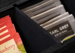 Sakura Tea Theedoos - Zwart - 6-vaks - Met Fluweel - 43 X 9 Cm 6 Sakura Tea Theedoos - Zwart - 6-vaks - Met Fluweel - 43 X 9 Cm -Goedkope Keuken Benodigdheden 5 detail 6 lang zwart 1