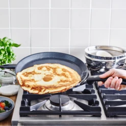 GreenPan Pannenkoekenpan Essentials - Zwart - ø 28 Cm - Keramische Anti-aanbaklaag -Goedkope Keuken Benodigdheden 667b28b228ec1bc1005fc3d1a08875dcfcdbfa72 GP ESS BA Bd Pancakepan Large NS Lifestyle a