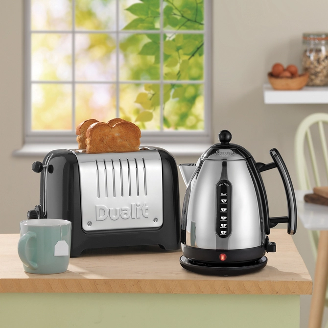 Dualit Broodrooster Lite - extra brede sleuven - gloss black - D26225 Dualit Broodrooster Lite - Extra Brede Sleuven - Gloss Black - D26225 -Goedkope Keuken Benodigdheden 85741 lite jug kettle4 toaster 2 slot black lifestyle web