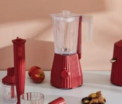 Alessi Blender Plissé - 5 Snelheden + Turbostand - Rood - Michele De Lucchi - 1.5 Liter - MDL09 R -Goedkope Keuken Benodigdheden Alessi Blender Sfeer1