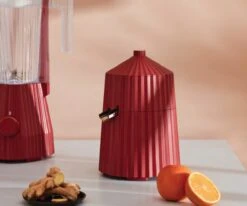 Alessi Citruspers Plissé - Elektrisch - Rood - Michele De Lucchi - MDL07 R 4 Alessi Citruspers Plissé - Elektrisch - Rood - Michele De Lucchi - MDL07 R -Goedkope Keuken Benodigdheden Alessi Citruspers sfeer1