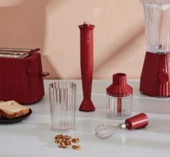 Alessi Staafmixer Set Plissé - Rood - Michele De Lucchi - MDL10S R 8 Alessi Staafmixer Set Plissé - Rood - Michele De Lucchi - MDL10S R -Goedkope Keuken Benodigdheden Alessi Staafmixer sfeer1