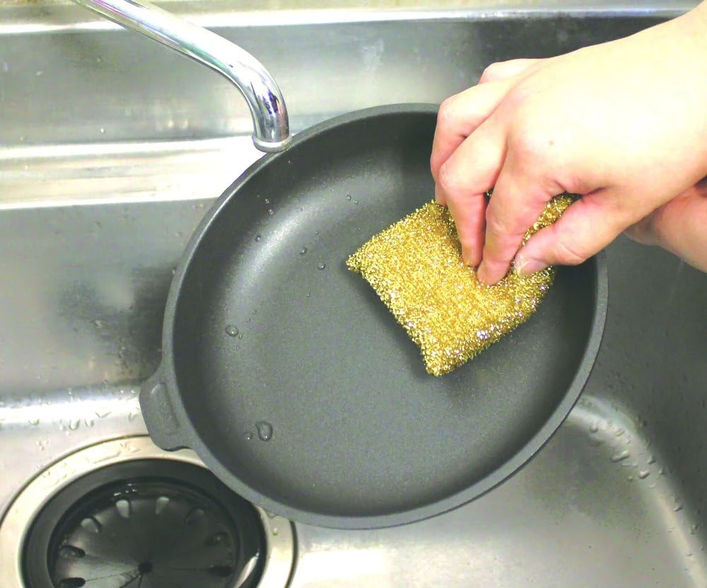 Blackwell Pannensponsje Goud Blackwell Pannensponsje Goud -Goedkope Keuken Benodigdheden Blackwell Pannensponsje Goud in gebruik