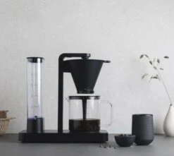 Wilfa Filter-koffiezetapparaat Performance Black - 1.25 Liter - WI602263 4 Wilfa Filter-koffiezetapparaat Performance Black - 1.25 Liter - WI602263 -Goedkope Keuken Benodigdheden Coffee Brewer Performance WSPL 3B Environment LightBG Hor 638eed4ceb6577.05374313 1