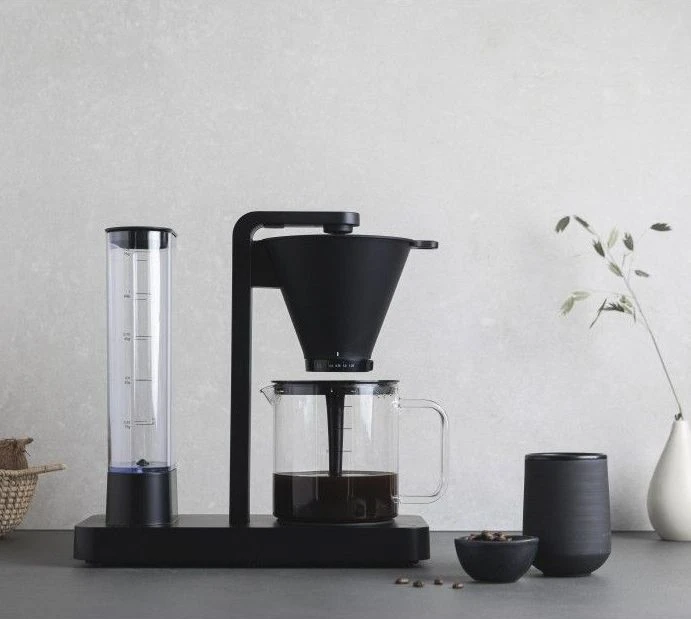 Wilfa Filter-koffiezetapparaat Performance Black - 1.25 liter - WI602263 Wilfa Filter-koffiezetapparaat Performance Black - 1.25 Liter - WI602263 -Goedkope Keuken Benodigdheden Coffee Brewer Performance WSPL 3B Environment LightBG Hor 638eed4ceb6577.05374313 1