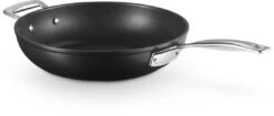 Le Creuset Sauteerpan Les Forgées TNS - ø 26 Cm / 2.7 Liter - Standaard Anti-aanbaklaag 6 Le Creuset Sauteerpan Les Forgées TNS - ø 26 Cm / 2.7 Liter - Standaard Anti-aanbaklaag -Goedkope Keuken Benodigdheden LC 20190624 ZS PS FS 51101260010202 005 1