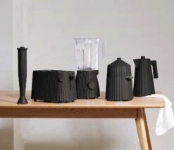 Alessi Waterkoker Plissé - Droogkookbeveiliging - Zwart - Michele De Lucchi - 1 Liter - MDL06/1 B -Goedkope Keuken Benodigdheden Plisse MDL06 07 08 09 10 B A4 3500pxl 1