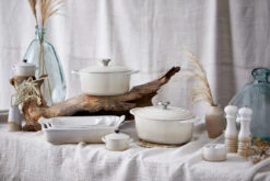 Le Creuset Braadpan Signature - Meringue - ø 26 Cm / 5.3 Liter -Goedkope Keuken Benodigdheden RS9584 New Meringue Range Shot f2.8 RETOUCHED lpr