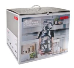 Alessi Pannenset Mami - SG100S7 - 4 Delige Set - Door Stefano Giovannoni 4 Alessi Pannenset Mami - SG100S7 - 4 Delige Set - Door Stefano Giovannoni -Goedkope Keuken Benodigdheden SG100S7 01 alessi mami aanbieding verpakking