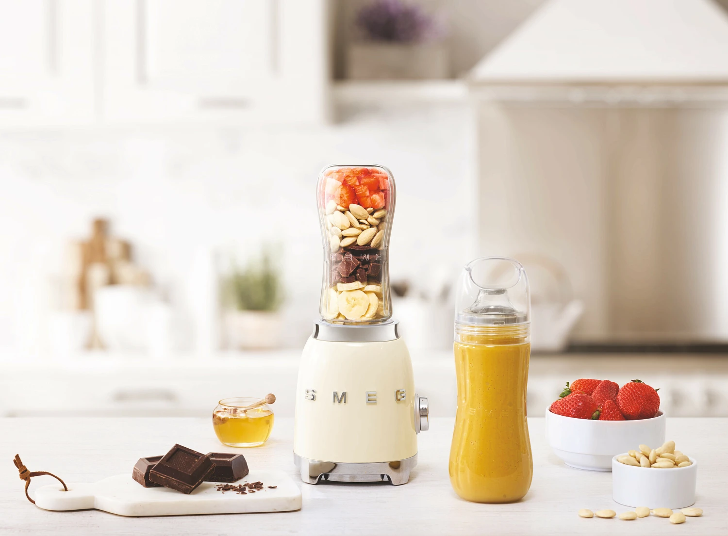 SMEG Smoothie Blender - compact - Creme - 600 ml - PBF01CREU SMEG Smoothie Blender - Compact - Creme - 600 Ml - PBF01CREU -Goedkope Keuken Benodigdheden WEB PBF01CREU L01.eps