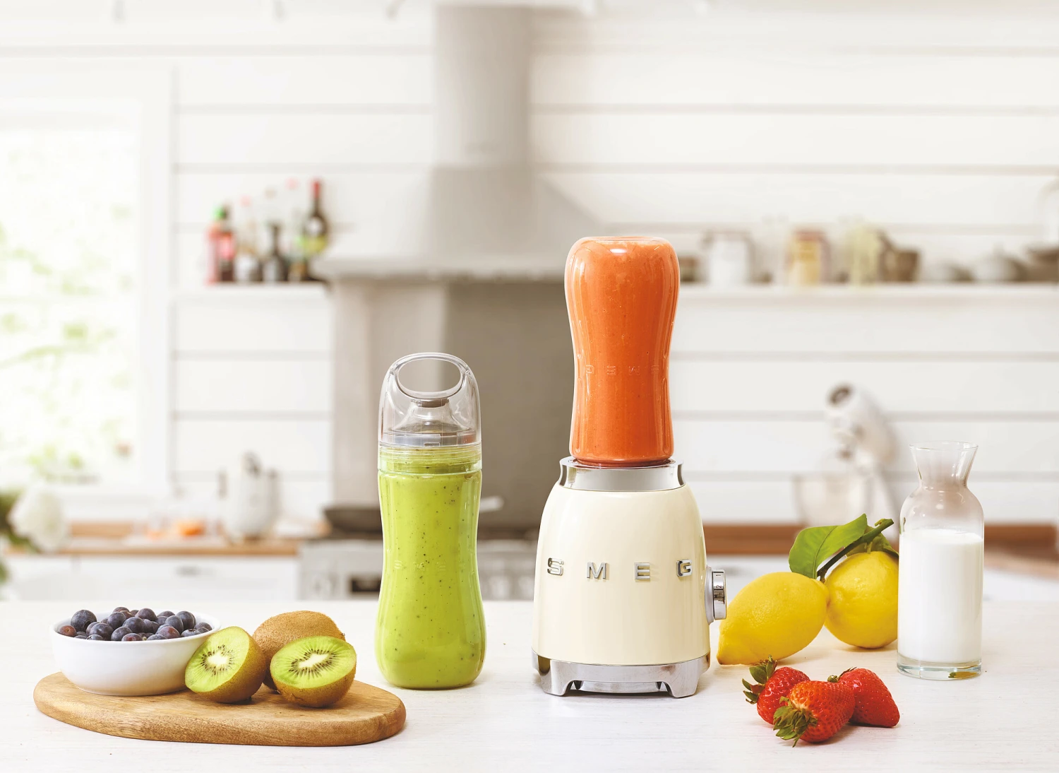 SMEG Smoothie Blender - compact - Creme - 600 ml - PBF01CREU SMEG Smoothie Blender - Compact - Creme - 600 Ml - PBF01CREU -Goedkope Keuken Benodigdheden WEB PBF01CREU L02.eps