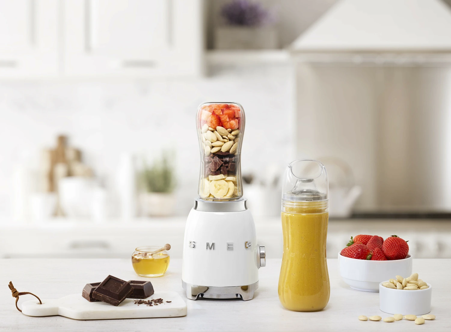 SMEG Smoothie Blender - compact - Wit - 600 ml - PBF01WHEU SMEG Smoothie Blender - Compact - Wit - 600 Ml - PBF01WHEU -Goedkope Keuken Benodigdheden WEB PBF01WHEU L01.jpg