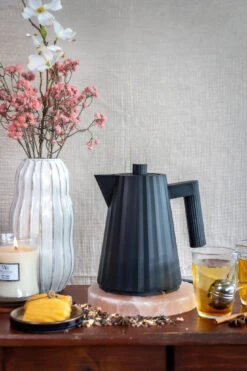 Alessi Waterkoker Plissé - Droogkookbeveiliging - Zwart - Michele De Lucchi - 1 Liter - MDL06/1 B -Goedkope Keuken Benodigdheden alessi waterkoker 1 1