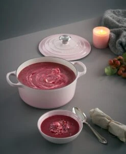 Le Creuset Braadpan Signature - Shell Pink - ø 24 Cm / 4.2 Liter -Goedkope Keuken Benodigdheden le creuset braadpan shell pink sfeer 1
