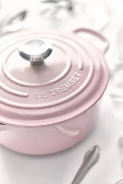 Le Creuset Braadpan Signature - Shell Pink - ø 24 Cm / 4.2 Liter -Goedkope Keuken Benodigdheden le creuset braadpan shell pink sfeerbeeld 2