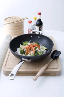 Le Creuset Wokpan Met Steel - Les Forgées TNS - ø 26 Cm / 3.4 Liter - Standaard Anti-aanbaklaag -Goedkope Keuken Benodigdheden le creuset wokpan 26cm eten