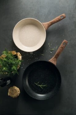 Sambonet Wokpan Rock 'n' Rose - Zwart - ø 28 Cm - Standaard Anti-aanbaklaag -Goedkope Keuken Benodigdheden sambonet pannen rock n rose sfeer3