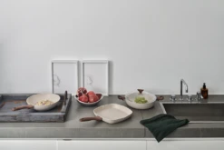 Sambonet Grillpan Rock 'n' Rose - Creme - 28 X 28 Cm - Standaard Anti-aanbaklaag 4 Sambonet Grillpan Rock 'n' Rose - Creme - 28 X 28 Cm - Standaard Anti-aanbaklaag -Goedkope Keuken Benodigdheden sambonet rock n rose sfeer4 1