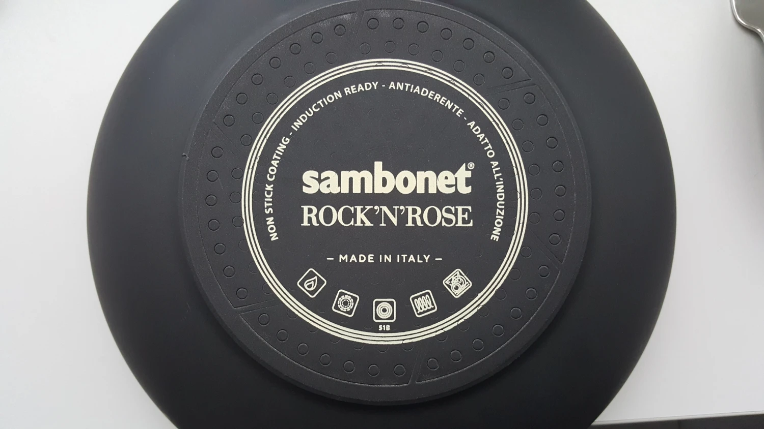 Sambonet Grillpan Rock 'n' Rose - Creme - 28 x 28 cm - standaard anti-aanbaklaag Sambonet Grillpan Rock 'n' Rose - Creme - 28 X 28 Cm - Standaard Anti-aanbaklaag -Goedkope Keuken Benodigdheden sambonet rock n rose achterkant 1 5