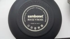 Sambonet Grillpan Rock 'n' Rose - Zwart - 28 X 28 Cm - Standaard Anti-aanbaklaag 4 Sambonet Grillpan Rock 'n' Rose - Zwart - 28 X 28 Cm - Standaard Anti-aanbaklaag -Goedkope Keuken Benodigdheden sambonet rock n rose achterkant 1 6